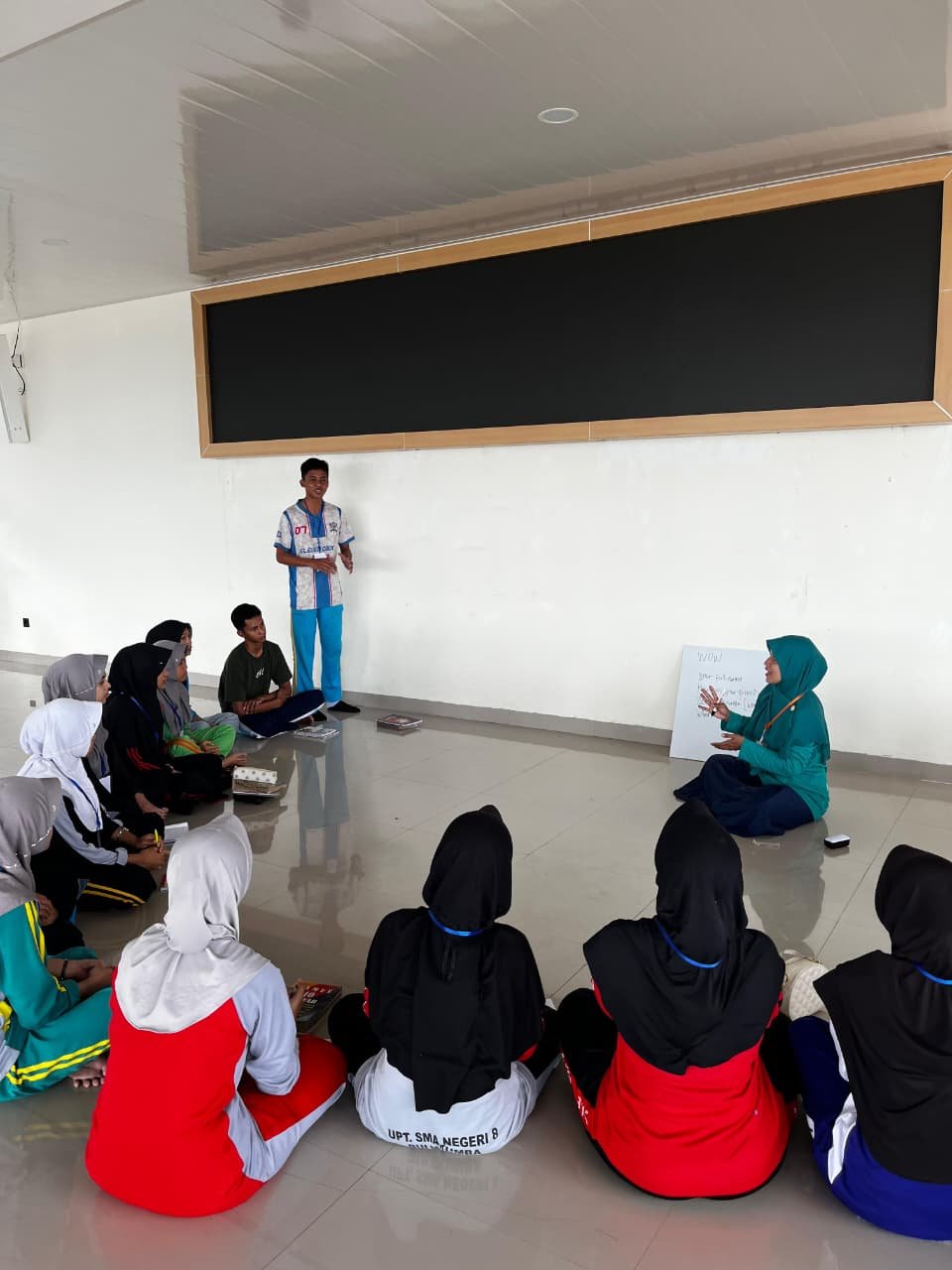 Peserta berlatih berbicara Bahasa Inggris