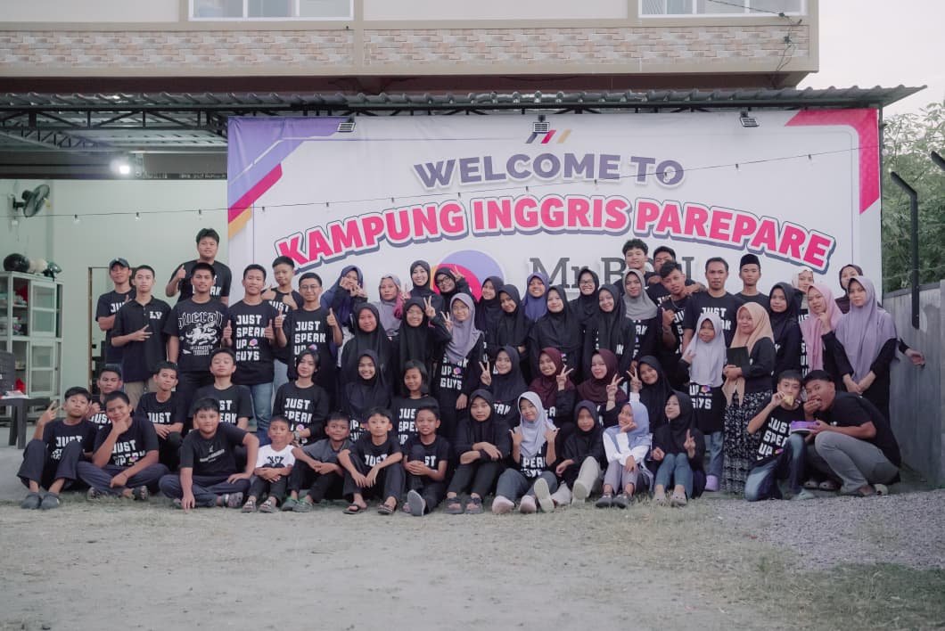 Kebersamaan peserta di depan Welcome to Kampung Inggris Parepare