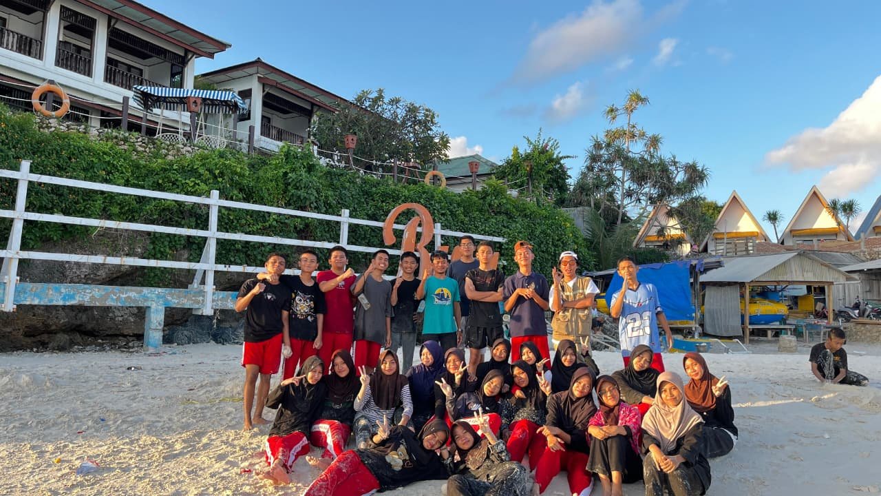 Kebersamaan peserta dalam kegiatan outdoor Mr Bon